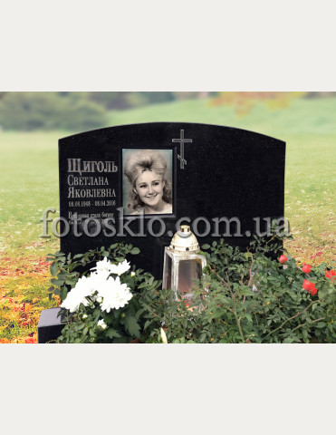 Памятник из габбро с портретом в стекле