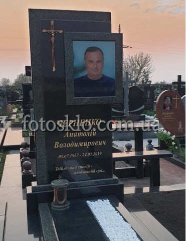 Памятник из черного гранита с фотостеклом