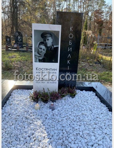 Памятник для двоих с фото в стекле