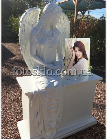 Памятник ангел, сидящий на тумбе