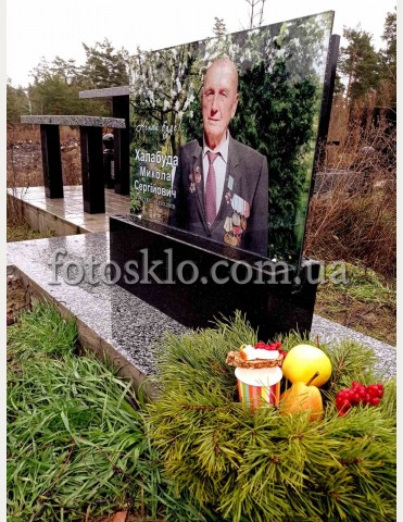 Невеликий пам'ятник для тата з граніту та скла