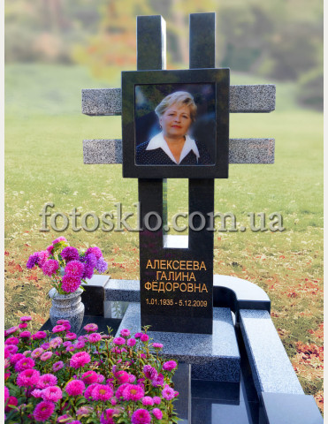Крест из гранита с фотостеклом