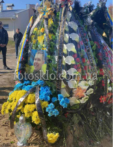 Табличка на могиле военному