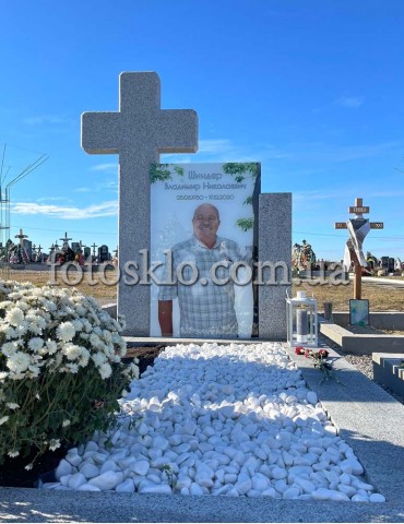 Пам'ятник із хрестом на двох фото під склом