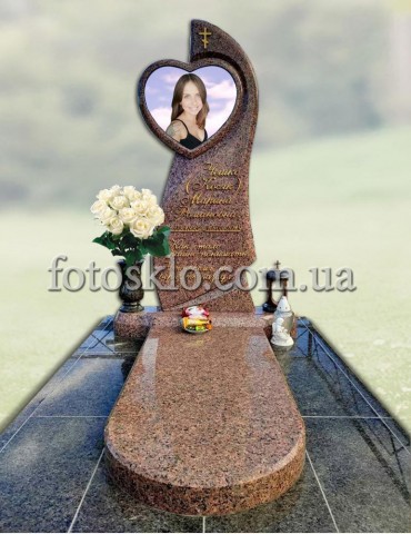 Пам'ятник дівчині фото в склі в формі серця 