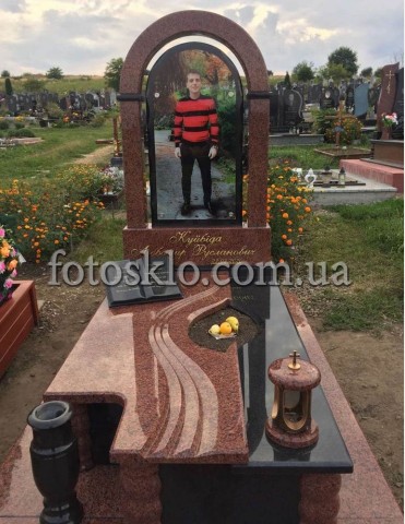 Пам'ятник у формі арки з фото в склі